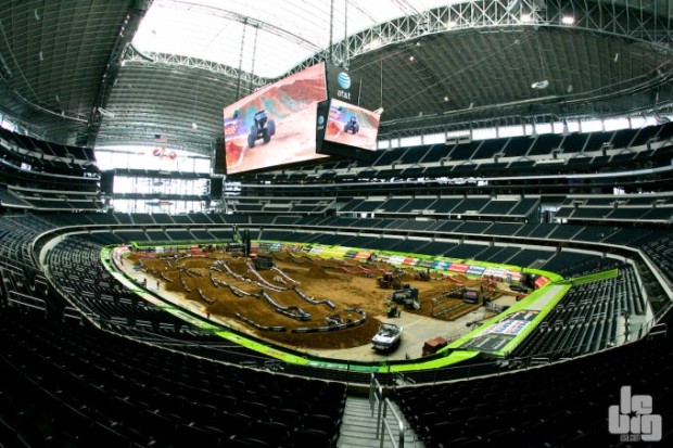 Rendez-vous dans le gigantesque stade de Dallas samedi. © LBU.
