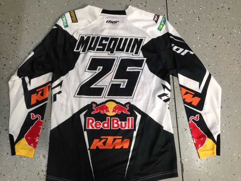 Un maillot dédicacé de Marvin Musquin est à gagner sur le stand. © MM