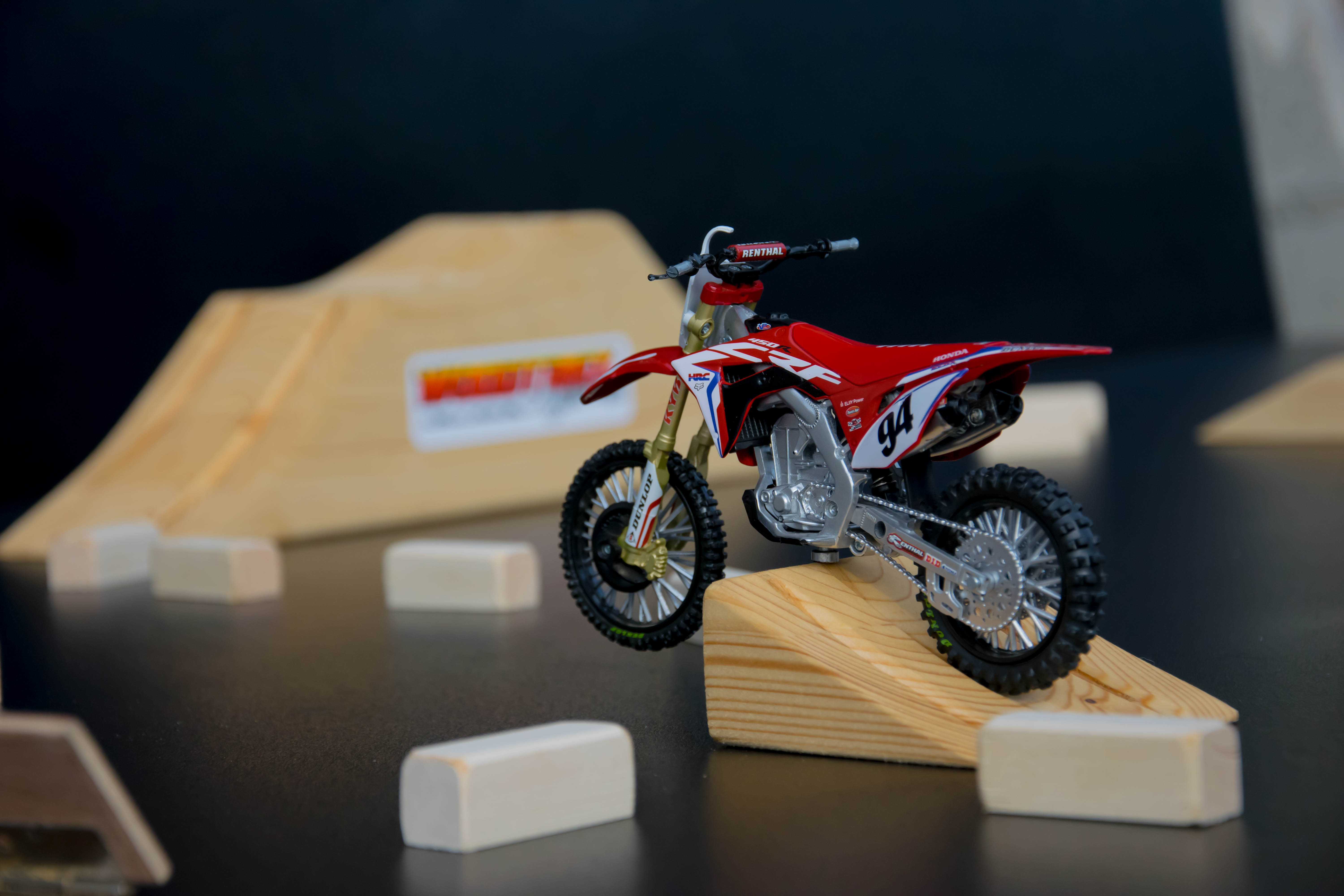 Des jouets motocross en bois pour Noël
